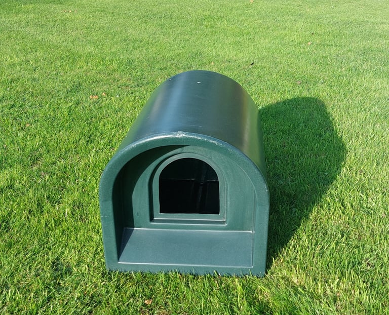 image for Cat (or small dog) outside kennel/shelter
