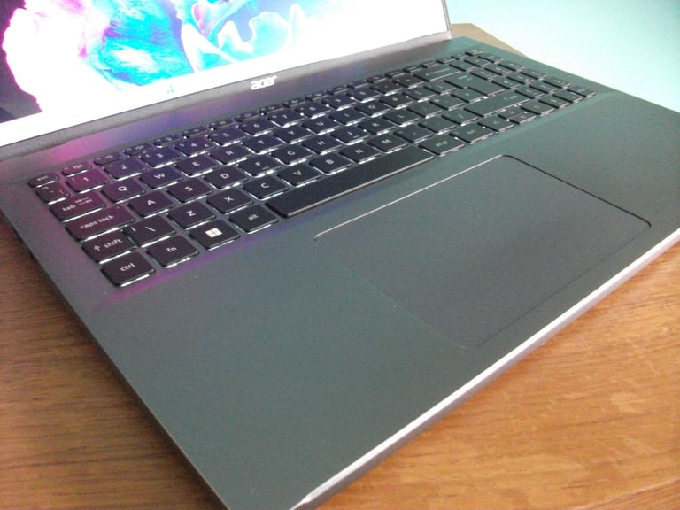 Acer Swift Go 16 OLED 16 GB RAM/512 GB NVMe/i5-13th Gen/Intel Iris Xe Graphics