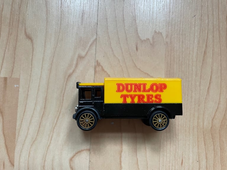 Bundle of die-cast models 