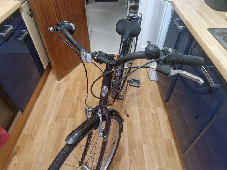 Apollo Elyse Women's Hybrid Bike. 16" Frame 700C Wheels. 21 Speed, in VGC