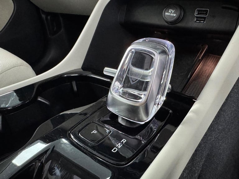 VOLVO XC40 1.5h T5 Recharge 10.7kWh Ultimate Dark Auto Euro 6 (s/s) 5dr 2023