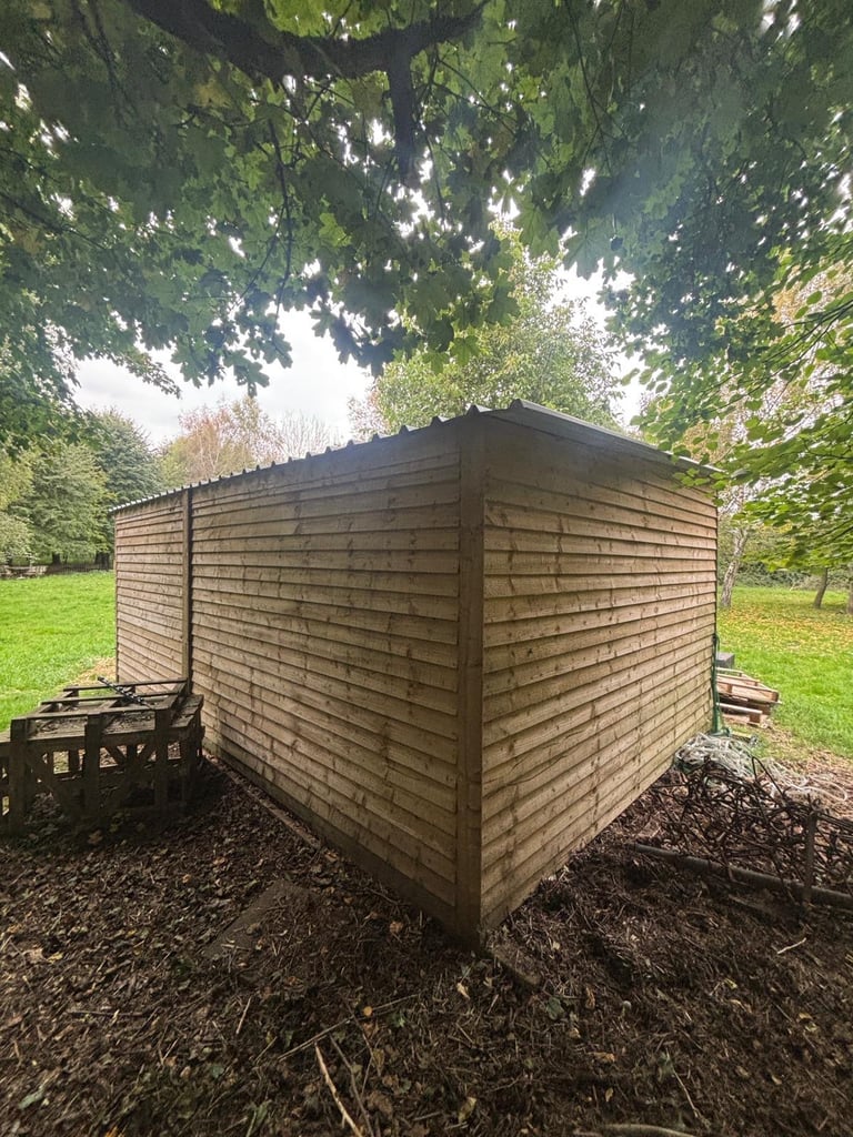 Field shelter for sale needs removing asap 