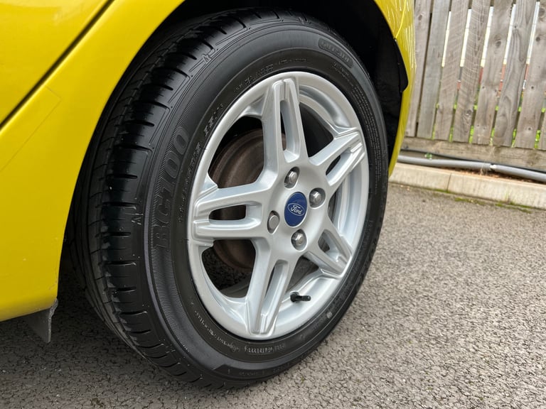 FORD FIESTA 1.25 ZETEC 5DR 11 MOT £35 TAX 2 F/KEEPERS!