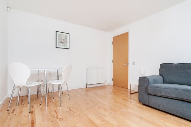Contemporary, 2-bedroom, ground floor, furnished flat at the Shore - available NOW