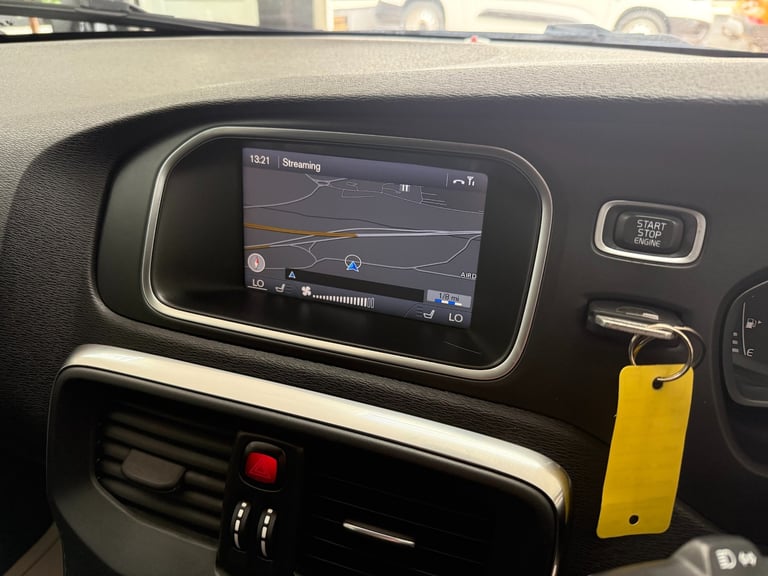 Volvo V40 1.6 T3 SE Blue Hatchback 61MPG Sat Nav WARRANTY 12 MONTHS MOT