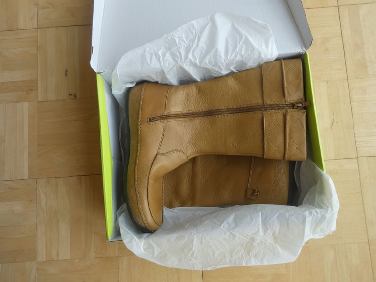 image for Clarks Gor-Tex Winter Boots 4.5 worn once