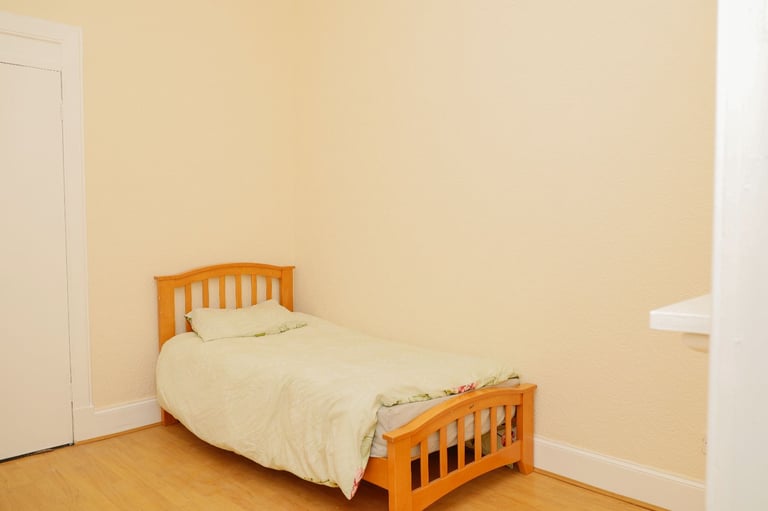 Newly Decorated 3-Bedroom Flat for Rent – Glasgow South Side