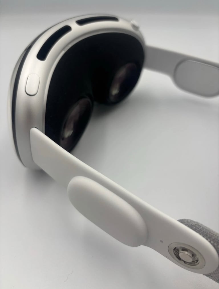 Apple Vision Pro 512GB 21W small and medium band. 