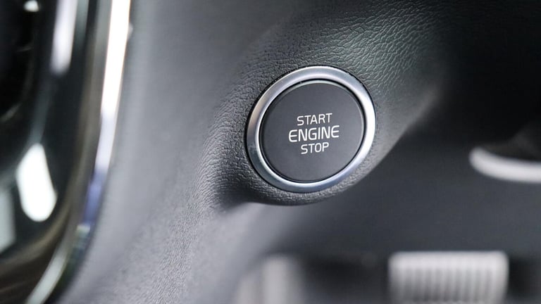 2025 Volvo XC40 B4 (P) Ultra Dark (Sunroof, Pilot Assist, 21' Alloys, BLIS) ESTATE Petrol/Electri...