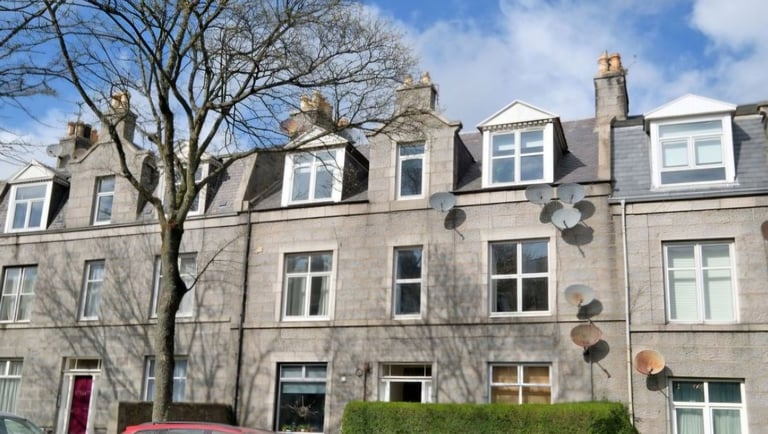 Bright and airy 2 bedroom modern furnished flat great location