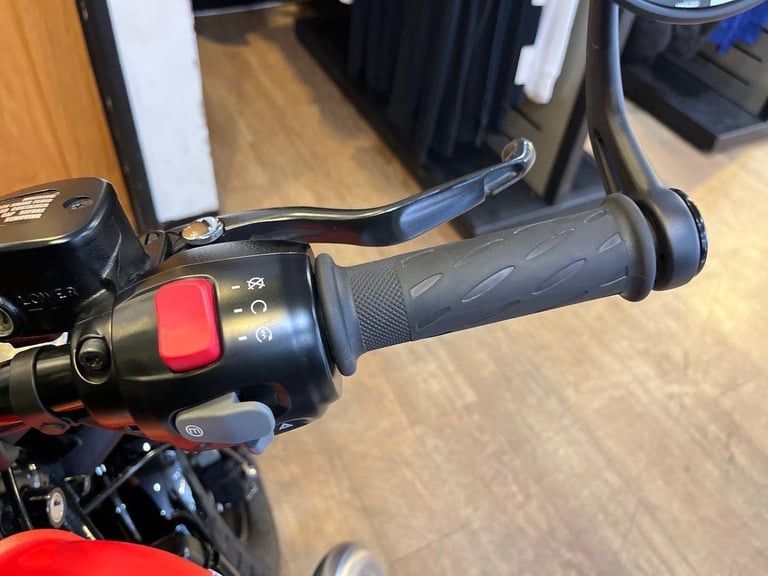 2025 Triumph Bonneville Bobber PREMIUM SINGLE COLOUR Petrol orange 6 Speed