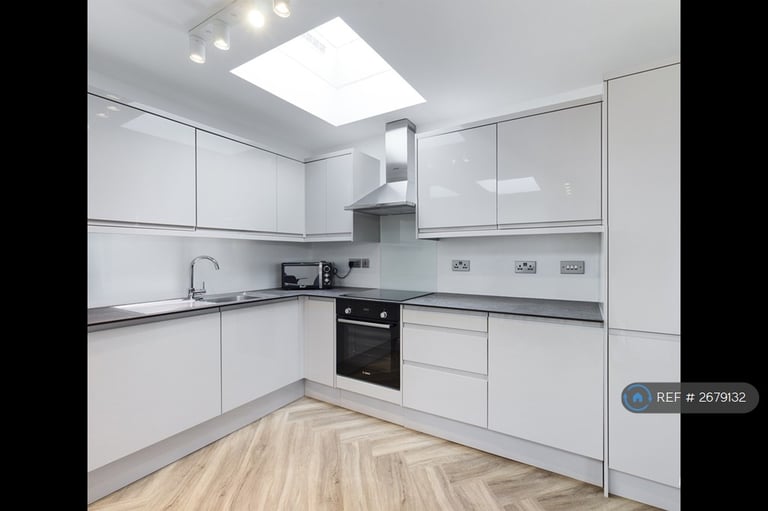 2 bedroom flat in Bethnal Green Road, London, E2 (2 bed) (#2679132)