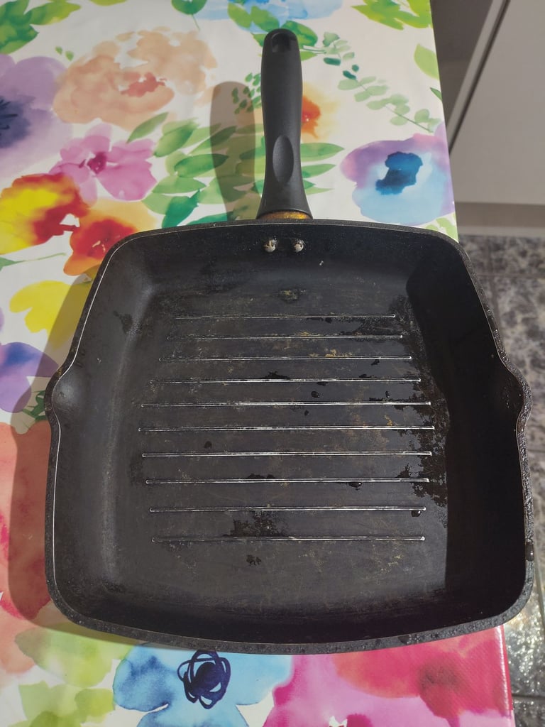 Non-stick frying pan / grill pan
