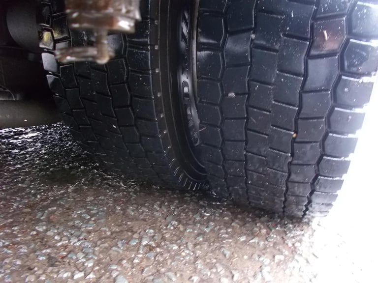 2014 (14) LEYLAND DAF CF 330 FLATBED WITH CRANE & BRICK GRAB. REAR LIFT STEER