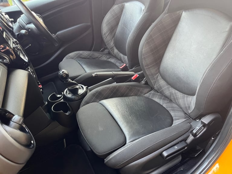 MINI COOPER 1.5 PETROL 5 DOOR. STUNNING LOOKING LONG MOT