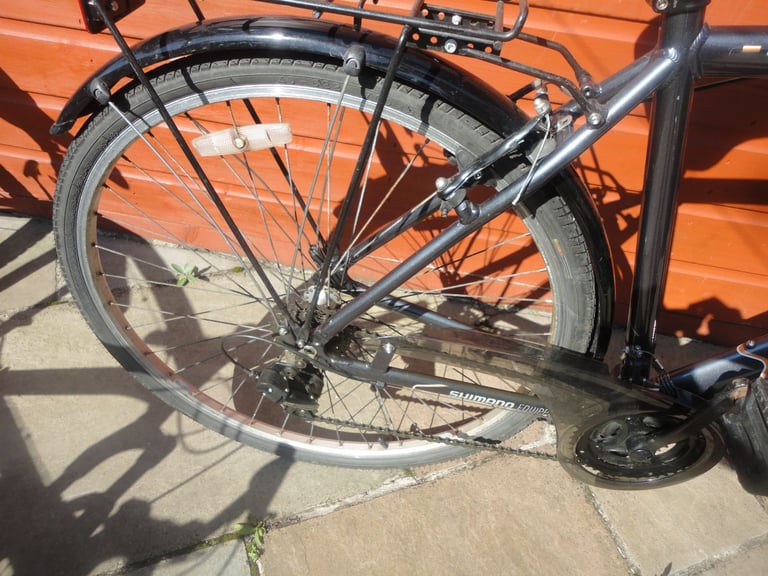Apollo Belmont hybrid bike, 21 inch lightweight frame, 28 inch wheels, 18 gears, mud guards