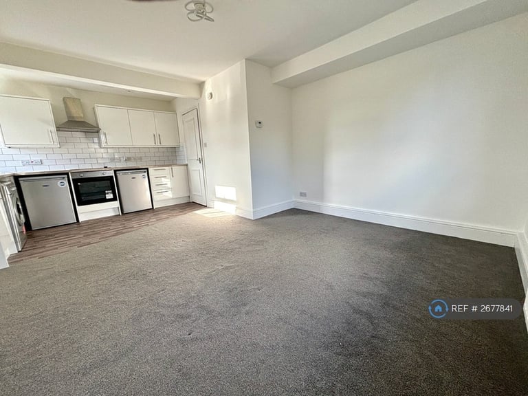 2 bedroom flat in Overnhill Road, Bristol, BS16 (2 bed) (#2677841)