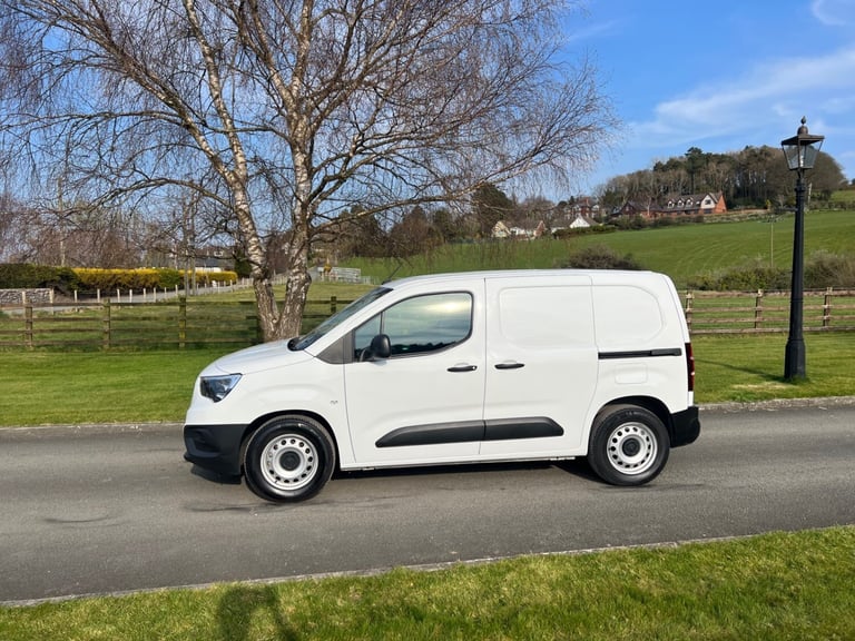 image for VAUXHALL COMBO-E 2300 100kW 50kWh DYNAMIC AUTOMATIC L1 VAN 71 REG 12,800 MILES