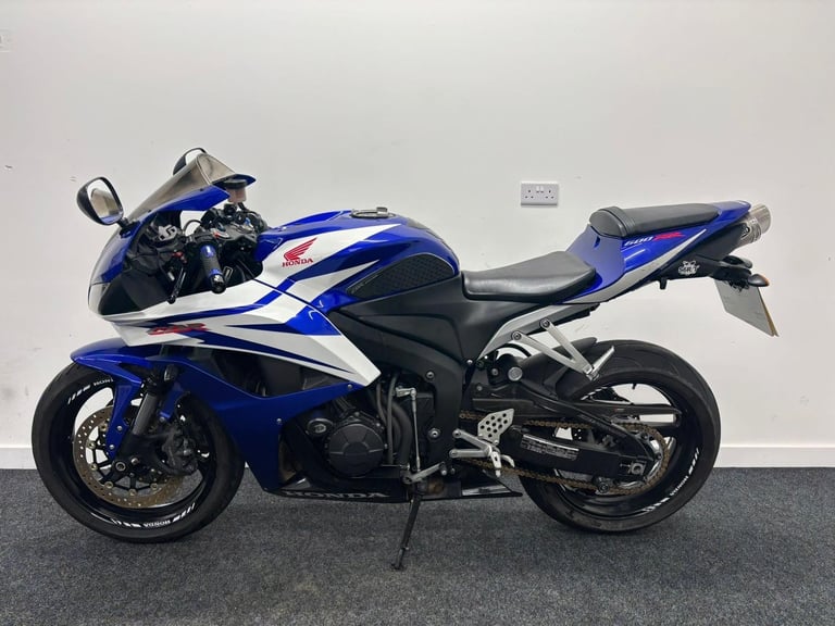 HONDA CBR600RR ** SCORPION EXHAUST - 12 MONTHS MOT - AKRA CHAIN GUARD **