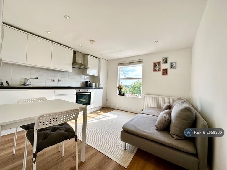 1 bedroom flat in The Limes Avenue, London, N11 (1 bed) (#2658366)