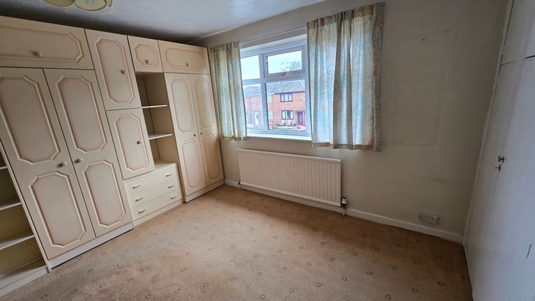 3 Bedroom Semi-Detached House with Garage and Gardene & Garden