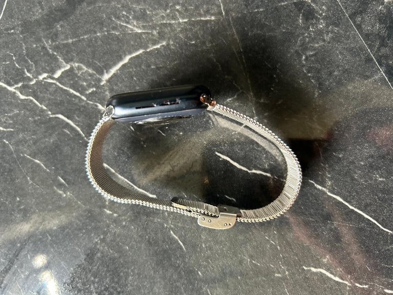 Apple Watch SE 2022 40MM very good condition 