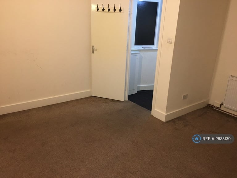 1 bedroom flat in Leyton, London, E10 (1 bed) (#2638139)