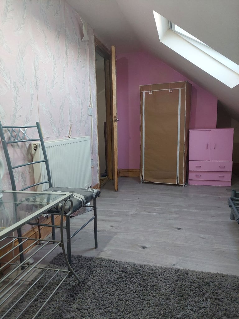 LARGE  ROOM TO RENT BARKING OFF ILFORD LANE