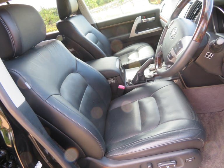 TOYOTA LAND CRUISER ZX 4.6 V8 PETROL 2014  22K MILES  1 OWNER 8 SEATER