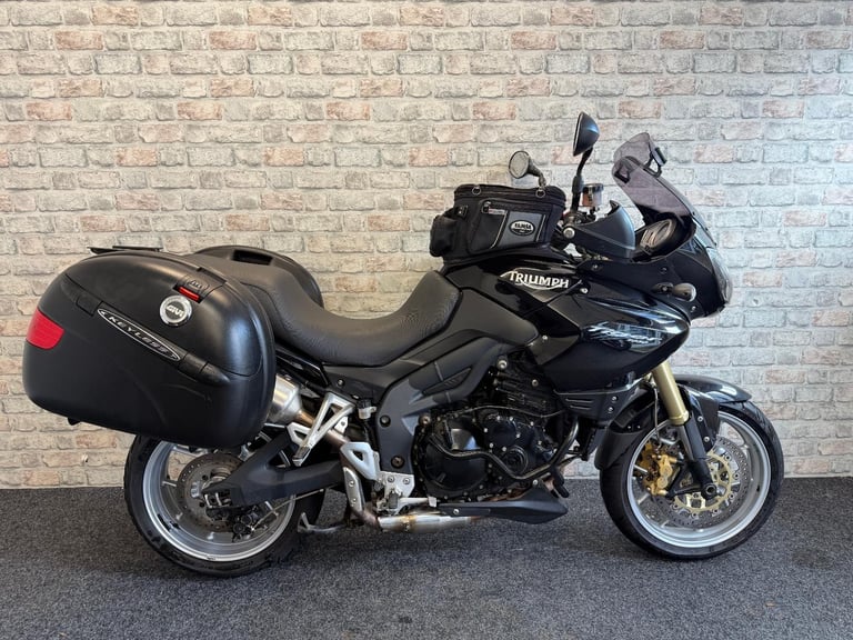 2009 Triumph Tiger 1050 - Tank bag - Panniers - Uprated end can 