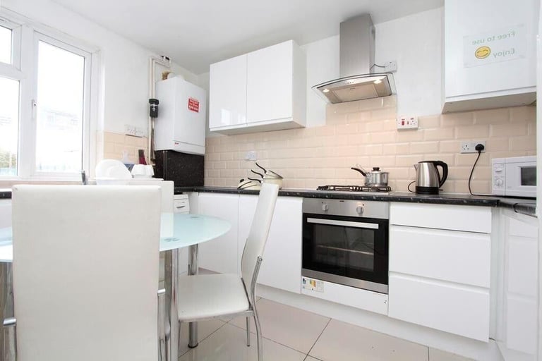 Poplar • 3 Double rooms •  Available Now  • zone 2 • 0 Deposit Available • £145