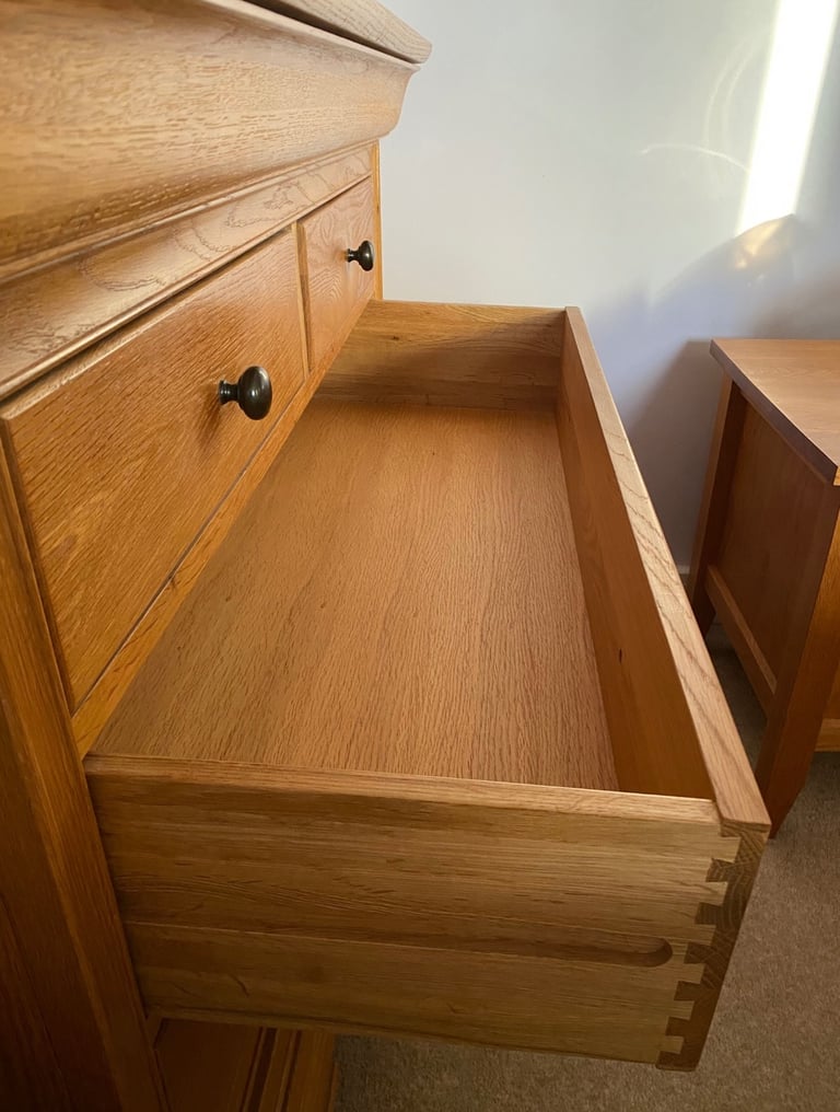 Willis & Gambier large solid oak chest of 5 drawers bedside table sideboard dresser & mirror Ex cond