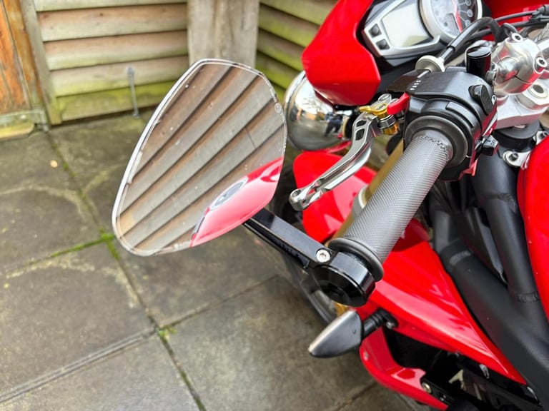 2011 // 11 Triumph Street Triple 675 £2800 Red 21813 miles.
