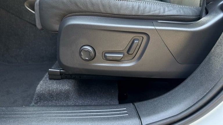 2025 Volvo XC40 Ultra, B4 Mild hybrid, Petrol, Dark Estate Petrol Automatic