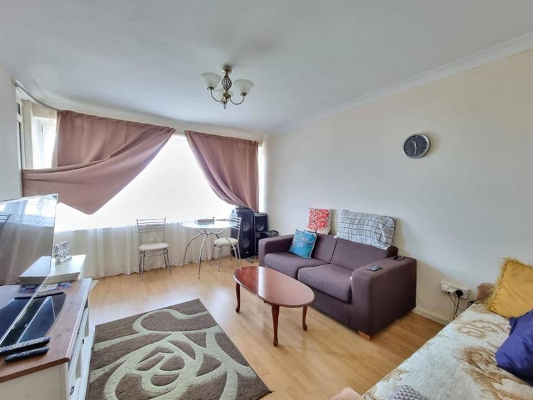 Spacious one bed flat with good privacy and grand view of London