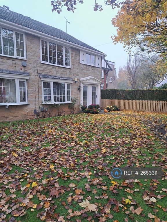 2 bedroom flat in Scott Hall Road, Leeds, LS17 (2 bed) (#2683311)