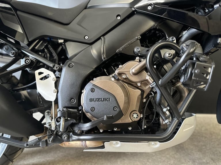 STUNNING ONE OWNER 2023/23 SUZUKI V-STROM 1050 DE MOTORCYLE 