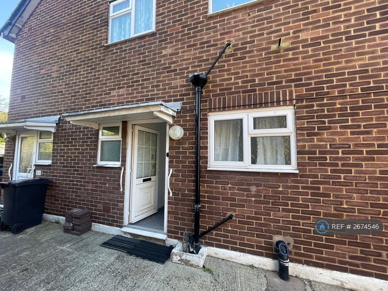 2 bedroom flat in Elmhurst Avenue, Mitcham, CR4 (2 bed) (#2674546)