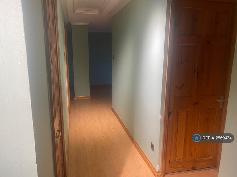 3 bedroom flat in Thornton Close, Horley, RH6 (3 bed) (#2669434)