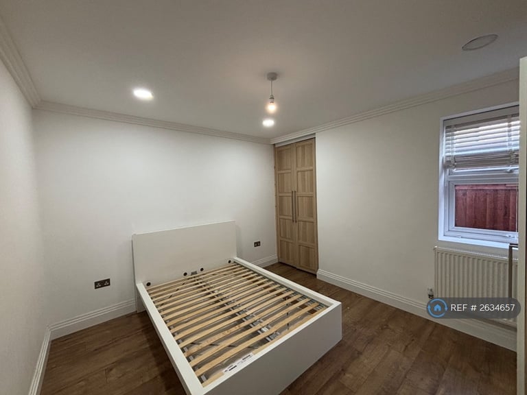 3 bedroom flat in Ilford, Ilford, IG1 (3 bed) (#2634657)