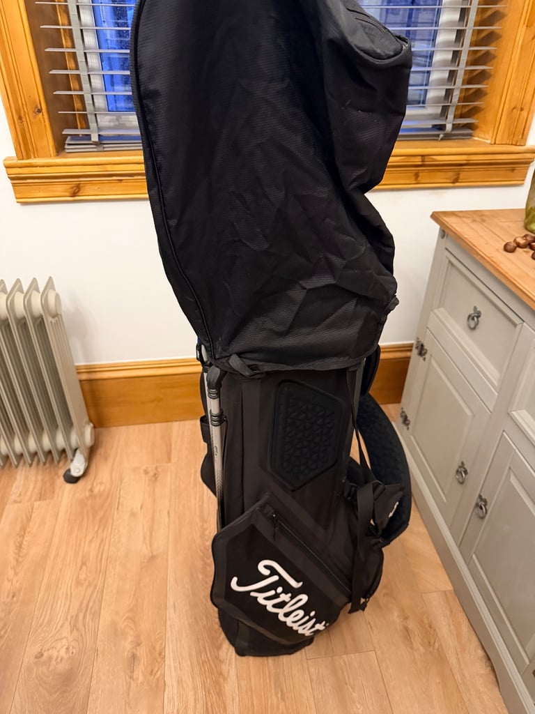 Titleist Players 4 Stand Bag – Excellent Condition with Rain Cover & Straps