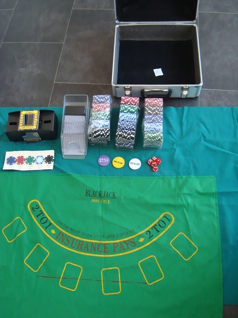 Black Jack Poker Cased Set 600 chips 4 packs of cards Dealer Auto shuffler 