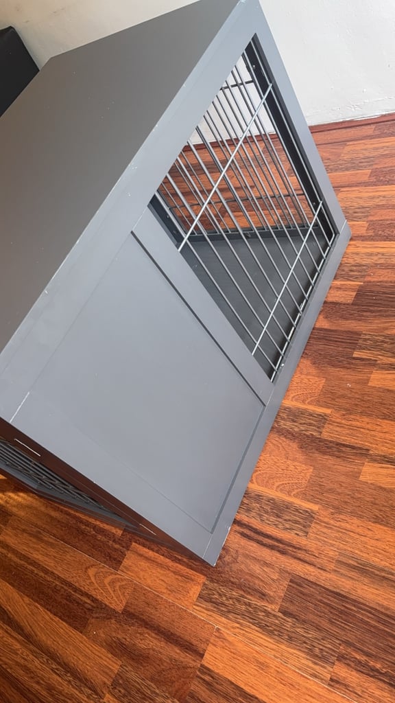Small/medium dog crate 