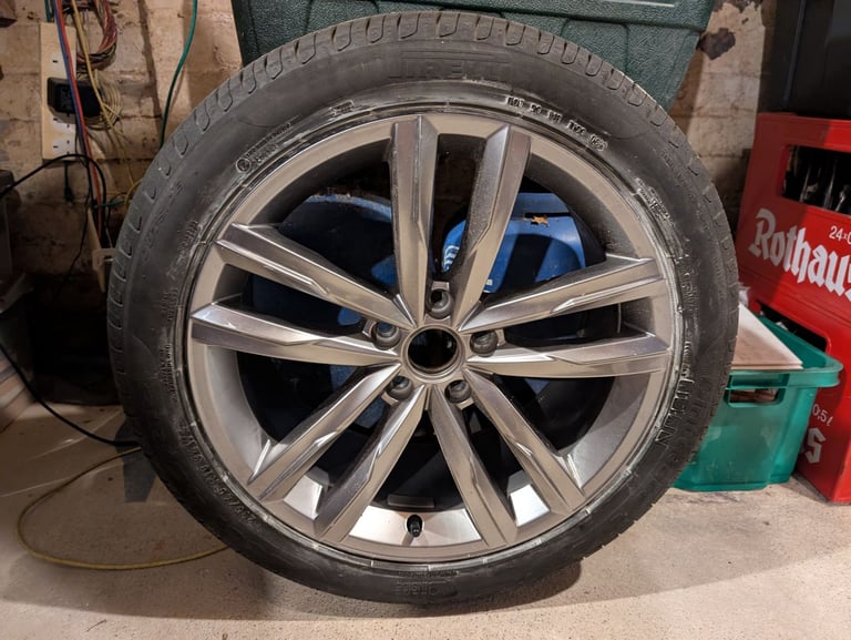VW Alloy Wheel - 18 inch with Pirelli P7 Tyre