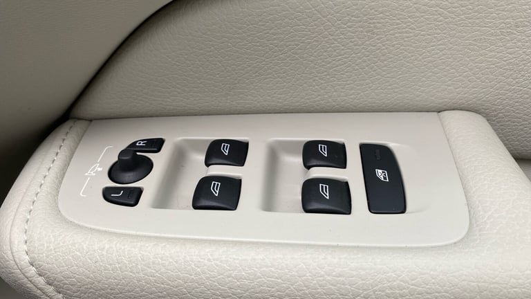 2021 Volvo XC60 2.0 B4D Momentum 5dr AWD Geartronic Diesel Estate Estate Diesel Automatic