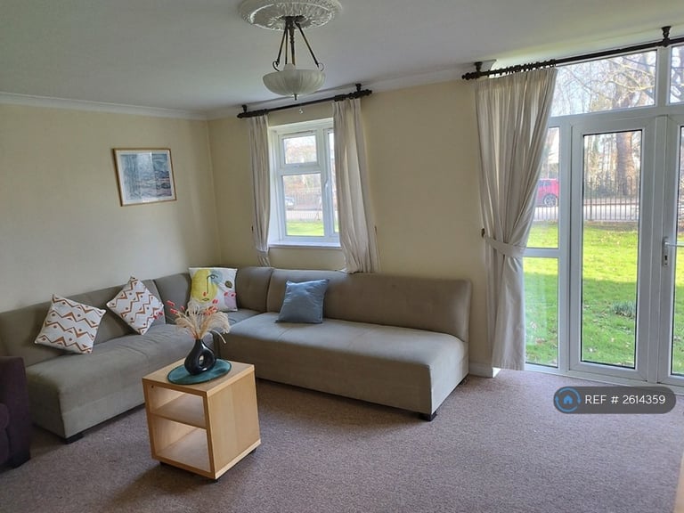 image for 3 bedroom flat in Spencer Park, London, SW18 (3 bed) (#2614359)