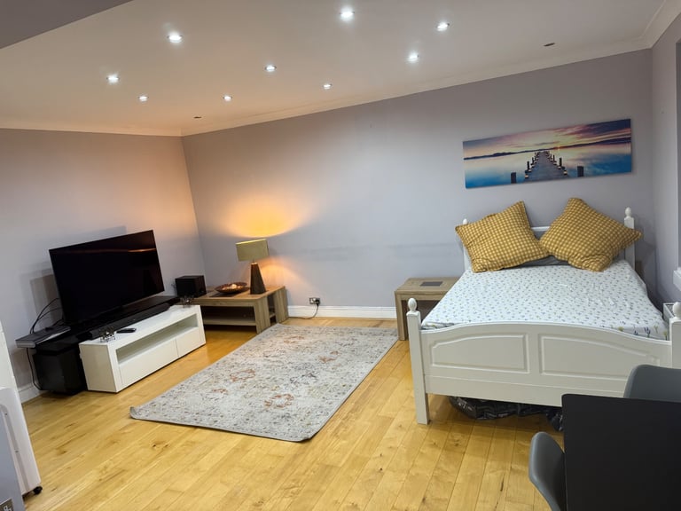 🌸 Master Twin Room for Rent – SL2 Area 🌸 for 2 occupants 