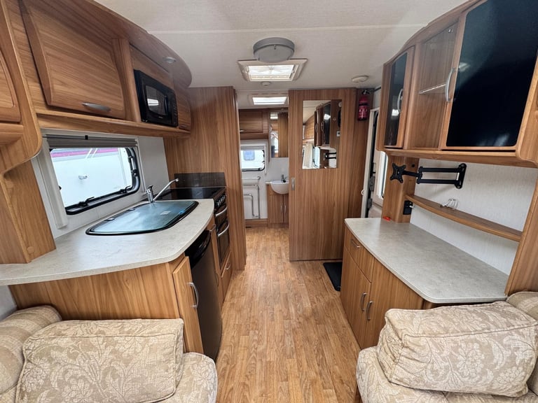 LUNAR CLUBMAN CK 2011 MODEL 2 BERTH REAR WASHROOM TOURING CARAVAN