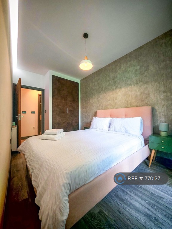 1 bedroom flat in Kilburn High Road, London, NW6 (1 bed) (#770127)