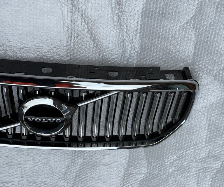Volvo XC40 Front Inscription Grille 2017 Onwards Now P/N 31457347 & 31457344. 